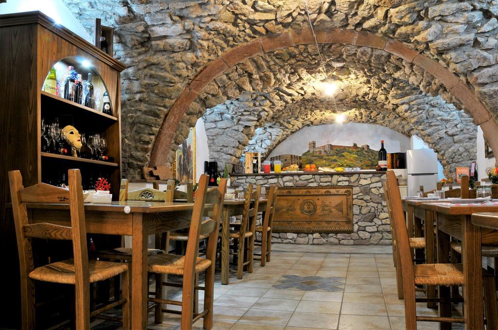 S'Ammentu Hotel Bosa Bagian luar foto